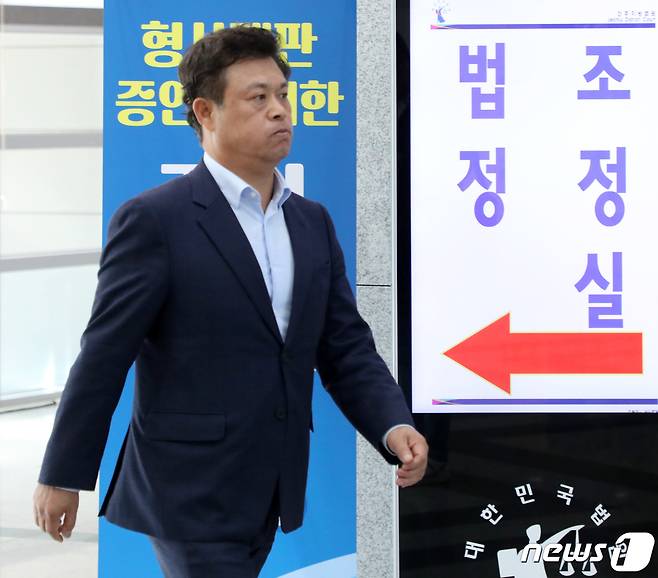 공직선거법상 허위 사실 공표 혐의로 기소된 이학수 정읍시장이 10일 전북 전주시 전주지법에서 열린 항소심 선고 공판을 마치고 법원을 나서고 있다.(자료사진) 2023.11.10/뉴스1 ⓒ News1 유경석 기자