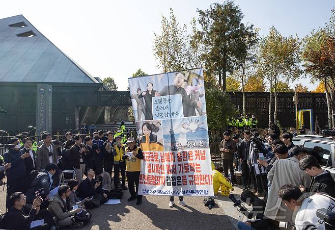 최성룡 납북자피해가족연합회 대표와 회원들이 31일 오전 경기도 파주시 임진각 내 6·25전쟁납북자기념관 앞에서 대북전단 살포 계획을 철회하고 북한 규탄 현수막을 들어보이고 있다. 2024.10.31/뉴스1 ⓒ News1 이재명 기자