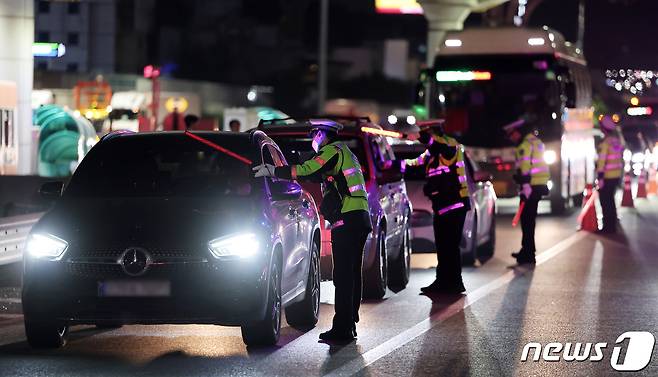 지난 4월 18일 오후 경기도 성남시 분당구 서울톨게이트에서 경찰 관계자들이 고속도로 음주운전 및 체납 차량 단속을 실시하고 있다. 2024.4.18/뉴스1 ⓒ News1 김성진 기자