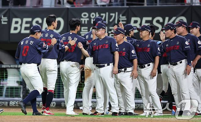 25일 오후 광주 기아챔피언스필드에서 열린 '2024 신한 SOL 뱅크 KBO리그' 롯데 자이언츠와 KIA 타이거즈의 경기에서 5대2 승리를 거둔 롯데 김태형 감독이 선수들과 하이파이브를 하고 있다. 2024.9.25/뉴스1 ⓒ News1 김진환 기자