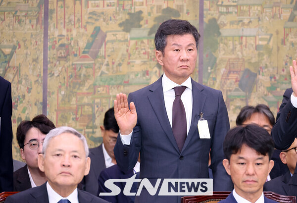 정몽규 대한축구협회장이 24일 서울 여의도 국회에서 열린 문화체육관광위원회의 문화체육관광부 등 산하 공공기관 등 종합감사에서 증인선서를 하고 있다. 사진┃뉴시스