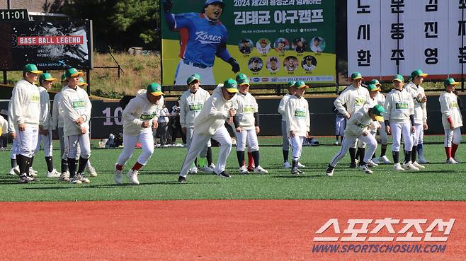 러닝으로 몸을 풀고 있는 선수들. 사진제공=김태균 야구캠프