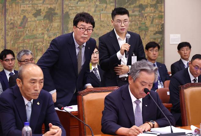 (서울=연합뉴스) 신준희 기자 = 22일 국회에서 열린 문화체육관광위원회 국정감사에서 김택규 대한배드민턴협회장(왼쪽)과 민경국 스포츠에이전시 대표가 안세영 선수와 관련 의원 질의에 답하고 있다. 2024.10.22  hama@yna.co.kr <저작권자(c) 연합뉴스, 무단 전재-재배포, AI 학습 및 활용 금지>