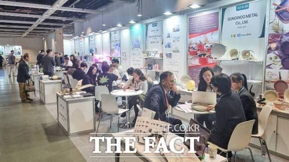 지난 29일부터 31일까지 오스트리아 비엔나에서 열리고 있는 ‘2024 KOREA BUSINESS EXPO VIENNA’에 마련된 김포시 중소기업들의 부스를 찾은 해외 바이어들이 기업 관계자들과 각종 궁금증에 대해 상담하고 있다./김포시