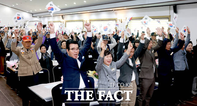 31일 보령시에서 개최된 보훈가족 '제1회 보훈가족 위안행사' 김동일 보령시장(맨 앞줄 맨 왼쪽)과 참여자들이 만세 삼창을 외치고 있다. / 보령시