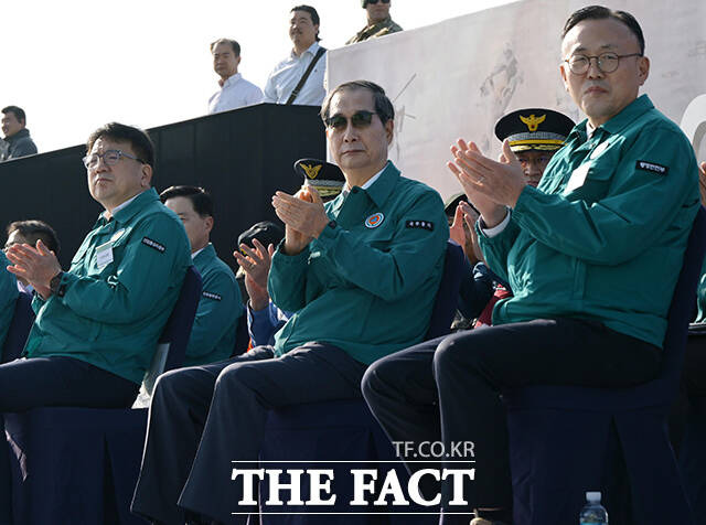 한덕수 국무총리가 31일 오후 인천 연수구 한국가스공사 인천기지본부 일대에서 열린 2024년 국가대테러종합훈련을 참관하며 박수를 치고 있다. /청사사진기자단