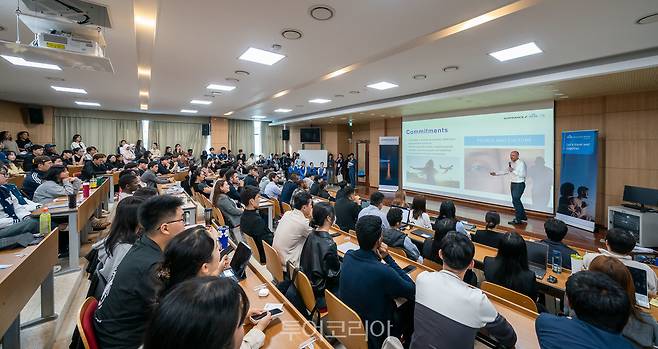 30일 오후 경기도 고양시 한국항공대에서 보리스 다쏘 에어프랑스-KLM&nbsp;한국·일본·뉴칼레도니아 지역 사장이&nbsp;KLM&nbsp;한국 취항&nbsp;40주년을 기념해 특별 강연을 하고 있다.