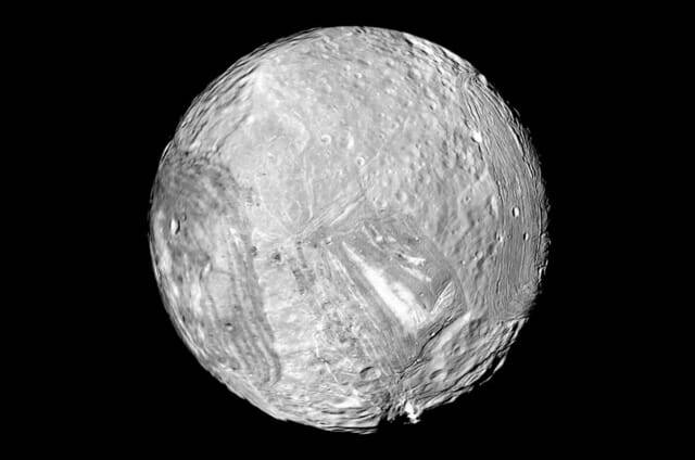 1986년 NASA 보이저 2호가 태양계를 벗어날 때 촬영한 미란다 위성의 모습이다. (사진=NASA)