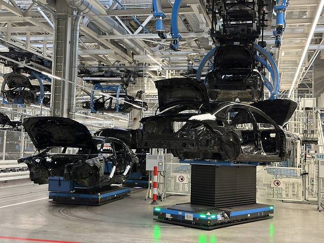 메르세데스-벤츠 팩토리 56에서 S-클래스, EQS, 마이바흐를 혼류 생산하고 있다.