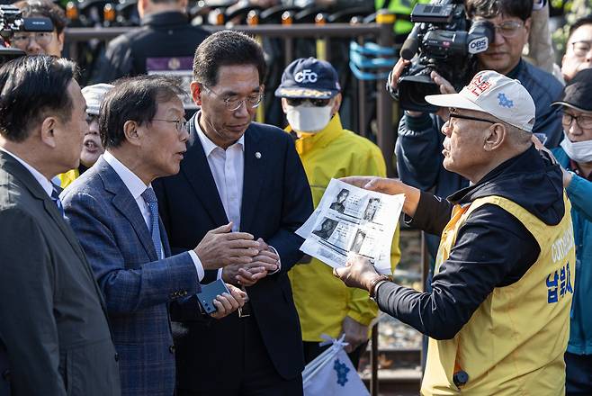 최성룡 납북자피해가족연합회 대표가 31일 오전 경기도 파주시 임진각 내 6·25전쟁납북자기념관 앞에서 대북 전단 살포를 시도하던 중 김경일 파주시장을 비롯한 민주당 의원들과 대화하고 있다. /뉴스1