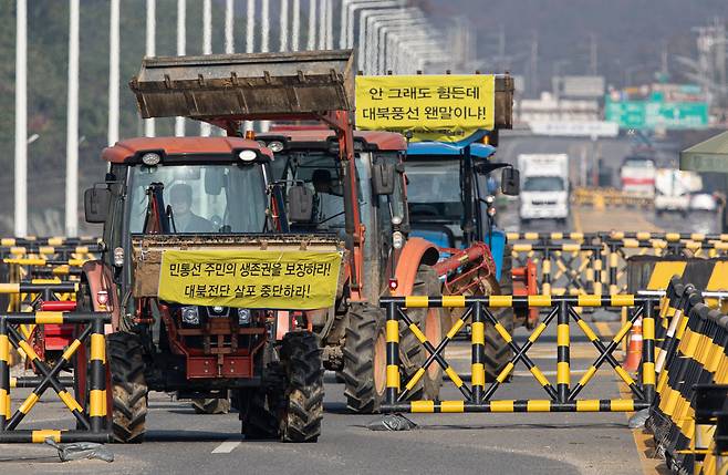 파주 접경지역 주민 등이 31일 오전 경기도 파주시 임진각 내 6·25전쟁납북자기념관 앞에서 납북자피해가족협의회 주최로 열리는 대북 전단 살포 행사를 저지하기 위해 트랙터를 이끌고 통일대교에서 나오고 있다. /뉴스1