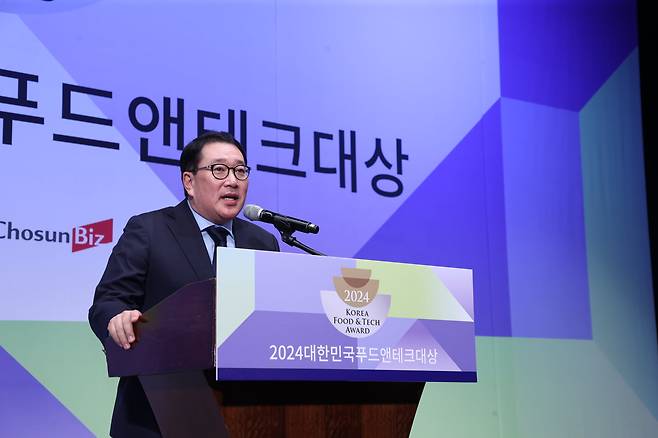 31일 서울 소공동 웨스틴조선호텔에서 열린 '2024대한민국푸드앤테크대상'에서 김영수 조선비스 대표가 개회사를 하고 있다. /조선비즈