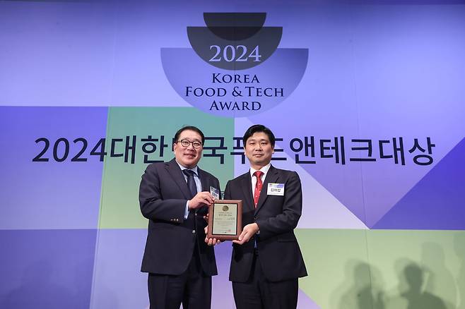 메디프레소의 ‘진쌍화 티캡슐’이 31일 서울 소공동 웨스틴조선호텔에서 열린 2024대한민국푸드앤테크 일반식품 음료 부문의 베스트오브2024를 수상했다. /조선비즈