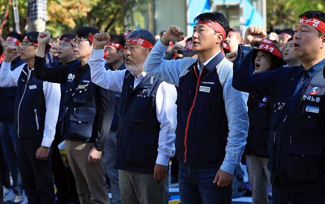 지난 26일 오후 서울 여의도 국회의사당 앞에서 열린 양대노총 공공노동자 총력투쟁 결의대회에서 김동명 한국노총 위원장(왼쪽 세 번째)과 양경수 민주노총 위원장을 비롯한 노동자들이 임을 위한 행진곡에 맞춰 팔뚝질을 하고 있다. /뉴스1