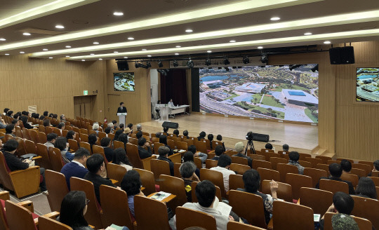 충남도는 31일 충남도서관 대강당에서 충남미술 정체성 마련을 위한 공개토론회를 개최했다. 충남도 제공.