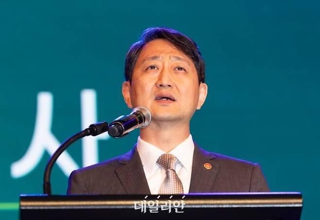 안덕근 산업통상자원부 장관이 지난 28일 서울 중구 그랜드하얏트호텔 그랜드볼룸에서 열린 AI 자율제조 선도프로젝트 협약식에서 축사를 하고 있다.ⓒ뉴시스