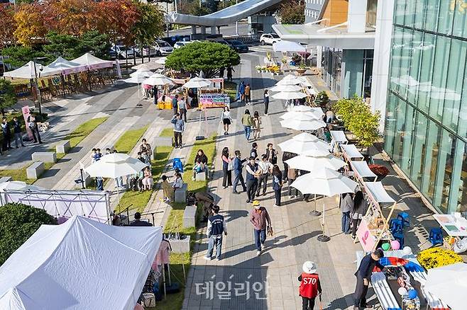 한국중부발전 본사 앞마당에서‘보령시 지역농산물 직거래 플리마켓’이 열리고 있다.ⓒ중부발전