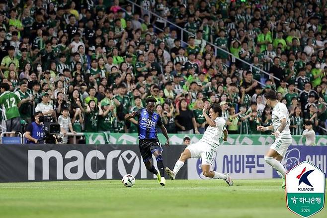 외나무다리 맞대결을 앞두고 있는 전북과 인천. ⓒ 한국프로축구연맹