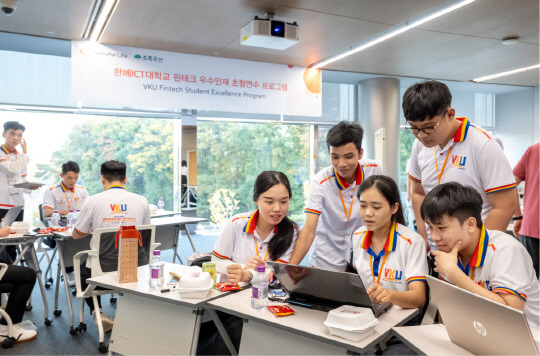 연수 참가자들이 핀테크 아이디어 경진대회 시간에 의견을 나누고 있다. [한화생명 제공]