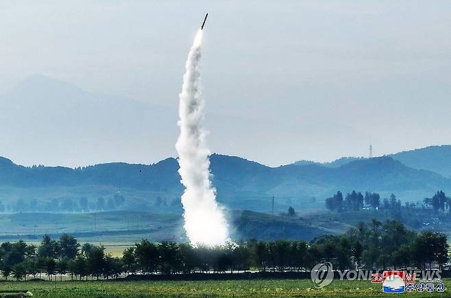 북한이 고중량 재래식 탄두를 장착한 신형 단거리탄도미사일(SRBM) 시험발사에 성공했다고 지난 9월 19일 밝혔다. 북한 미사일총국은 "신형전술탄도미사일 '화성포-11다-4.5' 시험발사와 개량형전략순항미사일 시험발사를 성공적으로 진행했다"고 밝혔다. 사진=조선중앙통신 캡처