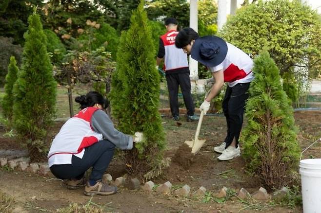 지난 17일 열린 산림복원 캠페인 '희망의 숲' 나무심기 행사에서 식수 중인 희망브리지 봉사단. 희망브리지 제공