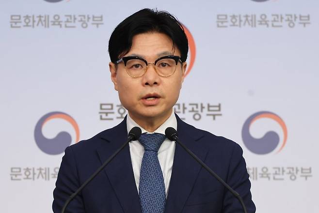 이정우 문화체육관광부 체육국장이 31일 서울 종로구 정부서울청사 별관에서 대한배드민턴협회 조사 결과를 발표하고 있다. 연합뉴스