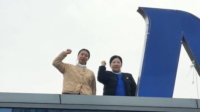 경북 구미시 한국옵티칼하이테크 공장 옥상에서 고공농성 중인 해고노동자 박정혜·소현숙씨. 김규현 기자