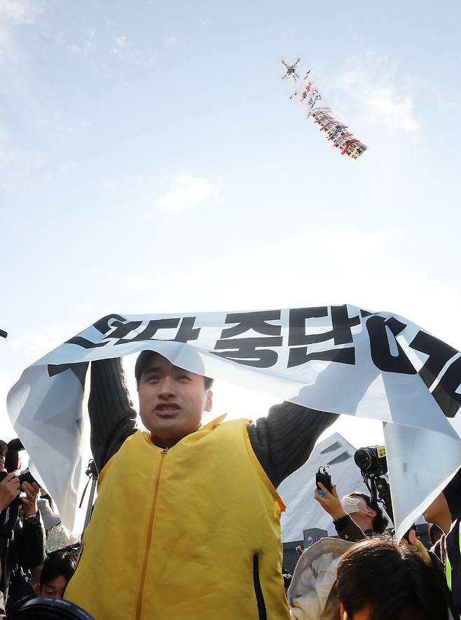 31일 오전 경기도 파주시 임진각 국립 6·25전쟁 납북자기념관 앞에서 대북 전단 살포를 반대하는 시민단체 회원이 납북자가족모임이 띄운 드론 아래에서 전단 살포 시도를 규탄하고 있다. 신소영 기자 viator@hani.co.kr