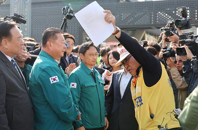 31일 오전 경기도 파주시 임진각 국립 6·25전쟁 납북자기념관 앞에서 최성룡 납북자가족모임 대표(오른쪽)가 대북 전단 살포를 만류하는 파주시 직원 등과 언쟁을 벌이고 있다. 신소영 기자 viator@hani.co.kr