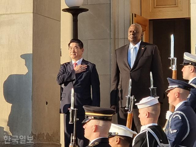 연례 한미 안보협의회의 참석차 미국을 찾은 김용현(왼쪽) 국방부 장관이 31일 미국 버지니아주 알링턴 국방부 청사에서 의장대의 환영을 받고 있다. 김 장관 옆은 로이드 오스틴 미국 국방장관. 워싱턴=권경성 특파원