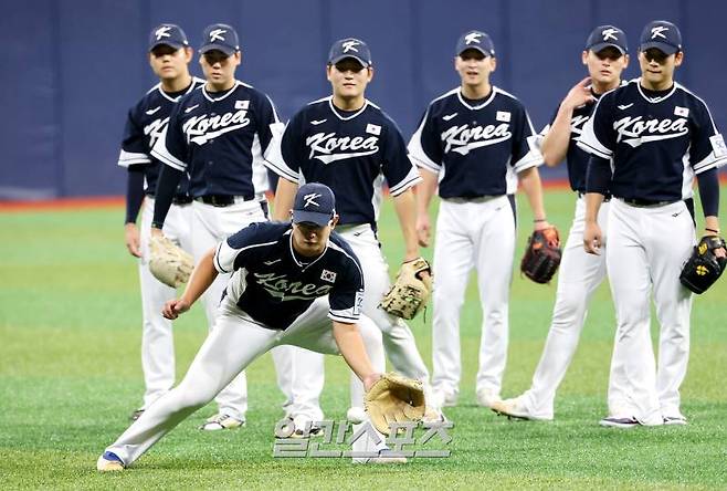 프리미어12에 출전하는 대한민국 야구대표팀 김서현이 30일 오후 서울고척스카이돔에서 진행된 투수조 훈련에서 수비 연습을 하고 있다. 고척=김민규 기자 mgkim1@edaily.co.kr /2024.10.30/