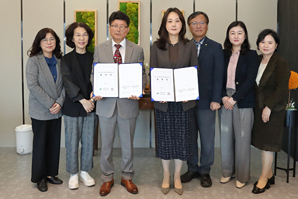 북구청과 대구과학대학교 산학협력단과의 강북 어린이급식관리지원센터 위탁․운영에 관한 협약식 참석자들이 기념촬영을 하고 있다 [사진=북구청]