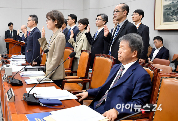 김용원 국가인권위원회 상임위원이 31일 오전 서울 여의도 국회에서 열린 운영위원회의 국가인권위원회, 국회사무처 등에 대한 종합 국정감사에서 단체 증인선서를 거부하고 있다. [사진=곽영래 기자]