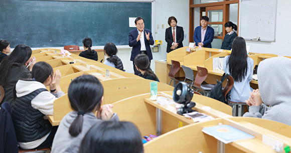 서거석 교육감이 전북대 사범대부설고를 방문해 수험생들을 격려하고 있다. [사진=전북교육청 ]