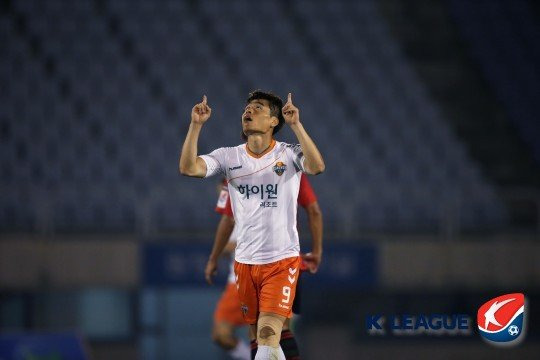 현역 시절 '괴물 공격수'로 불리며 강원 FC 창단 멤버로 맹활약한 김영후. 사진 프로축구연맹