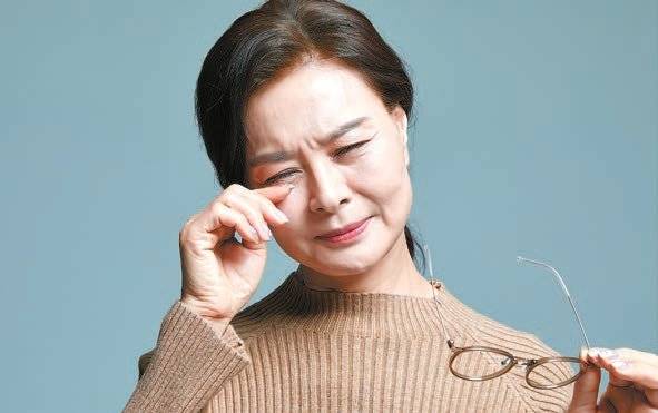 하루가 다르게 침침하고 흐릿해 사물이 구부러져 보인다면 황반의 신경세포 노화로 황반변성이 생긴 것이다. 심하면 1년 안에 실명할 수도 있어 주의해야 한다. [사진 GettyImages]