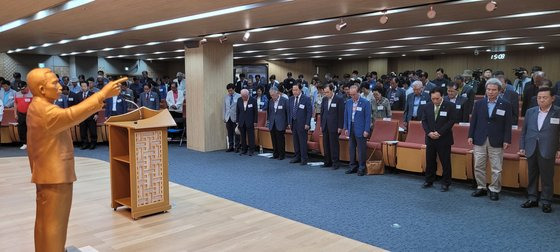 '박정희대통령동상건립추진위원회'가 6월 19일 경북도청 안민관 다목적홀에서 회원 300여명이 참석한 가운데 '박정희 대통령 동상 세우기 국민 성금 모금 운동 출범식'을 개최하고 있다. 뉴스1