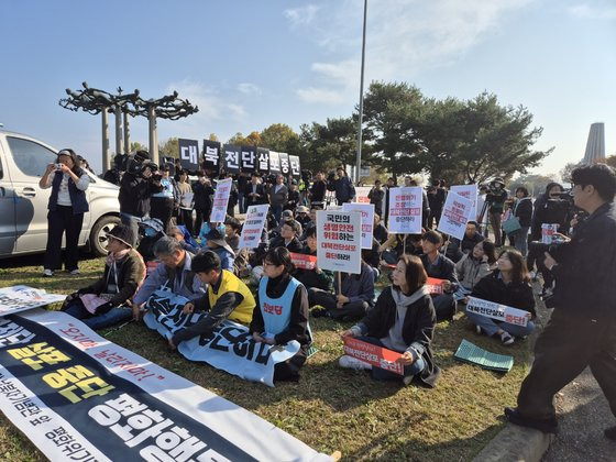 31일 오전 경기도 파주시 임진각 국립 6ㆍ25전쟁 납북자기념관 앞에서 납북자가족모임과 자유북한운동연합이 대북전단 살포를 시도하자 민통선 주민들과 시민단체가 피켓 시위를 벌이고 있다. 전익진 기자