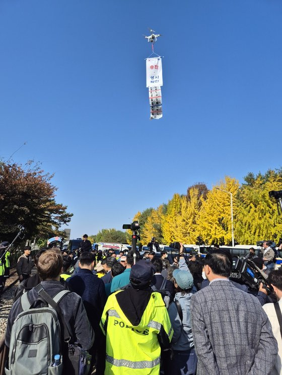 31일 오전 경기도 파주시 임진각 국립 6ㆍ25전쟁 납북자기념관 앞에서 납북자가족모임과 자유북한운동연합이 플래카드를 드론에 매달아 띄우며 시위를 벌이고 있다. 전익진 기자