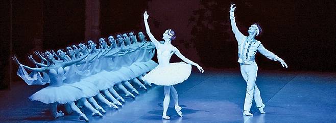 국립발레단 ‘라 바야데르’의 3막에서 니키아 역의 조연재와 솔로르 역의 허서명(오른쪽)이 2인무를 하고 있다.  /국립발레단 제공