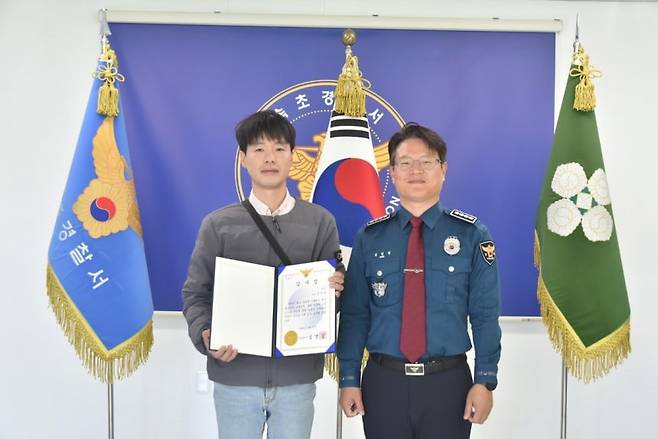 자살기도자를 구조한 마트 사장 김석주 씨(왼쪽). 사진=속초경찰서 제공, 연합뉴스