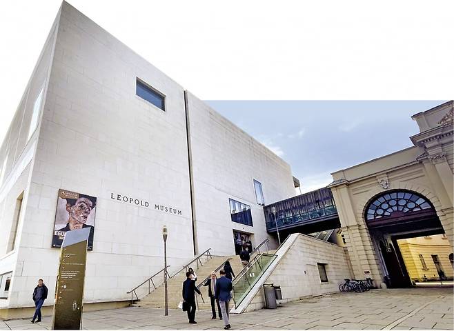 2001년 개관한 레오폴트미술관은 하얀 석회암으로 외관이 덮인 정육면체 모양의 모던한 건물이 특징이다.