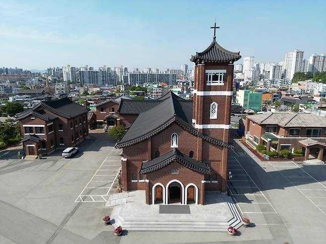 충북 청주시 청원구 내덕동 내덕동주교좌성당 전경. 충북도 제공.