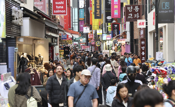 Tourists at the streets of Myeong-dong, central Seoul, on Oct. 27 [NEWS1]