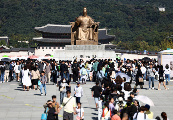 Tourists at the Gwanghwamun Square, central Seoul, on Oct. 9 [YONHAP]