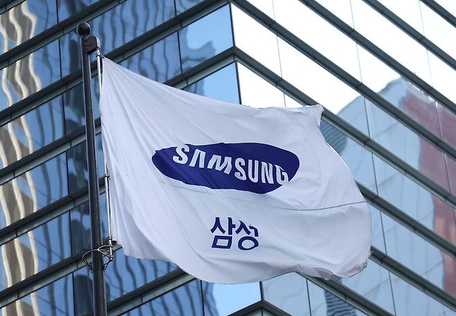 Samsung Electronics' logo on a flag at the company's office building in Secho District, southern Seoul [YONHAP]