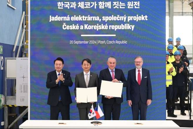윤석열 대통령과 페트로 피알라 체코 총리가 지난달 20일(현지시간) 체코 플젠 산업단지 내 두산스코다파워 공장에서 안덕근 산업통상자원부 장관과 요제프 시켈라 체코 산업통상장관 간 원전 전주기 협력 협약식에 임석해 박수를 치고 있다. 사진=대통령실 제공&nbsp;&nbsp;