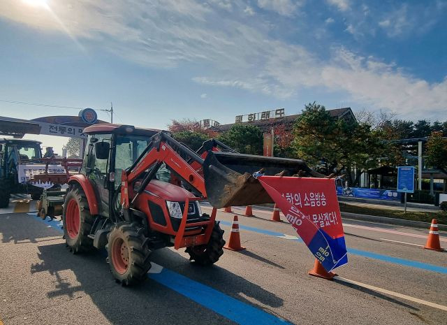 31일 경기 파주시 임진각 부근에서 민통선 마을 주민들이 납북자가족모임의 대북전단 살포를 막기 위해 트랙터를 동원하고 있다. 연합뉴스