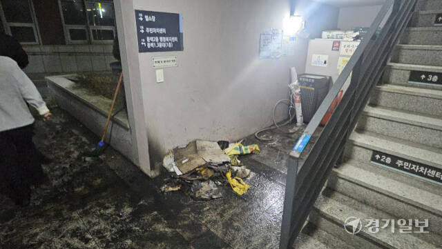 31일 오후 용인시 기흥구 동백2동 행정복지센터 분리수거장에서 화재가 발생한 현장. 송상호기자