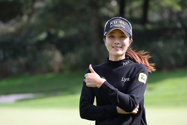 KLPGA 투어 역대 최다 출전 기록을 세운 안송이가 환하게 웃으며 포즈를 취하고 있다. 박준석 골프전문 사진작가